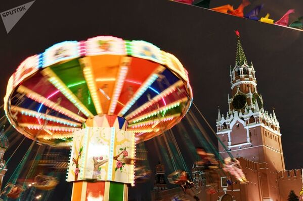 На Красной площади открылась ГУМ-ярмарка с каруселью и качелями в европейском стиле - Sputnik Узбекистан