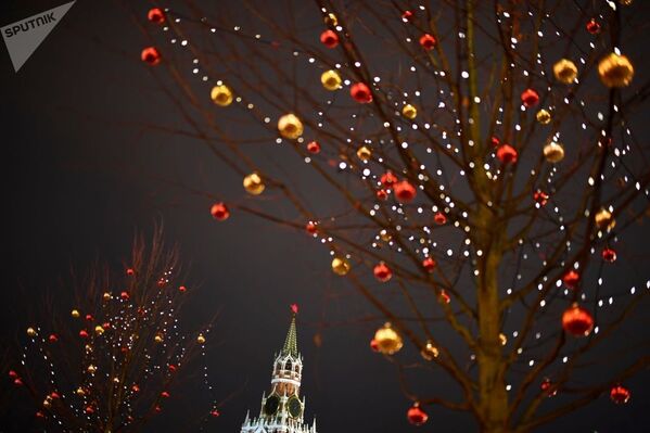 Москва готовится к новогодним чудесам, сочетание древней архитектуры в центре и ярких украшений создает приподнятое праздничное настроение - Sputnik Узбекистан