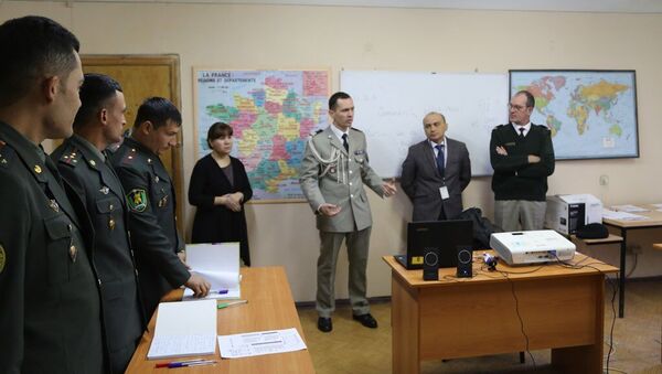 Узбекские офицеры начали учить французский язык - Sputnik Узбекистан
