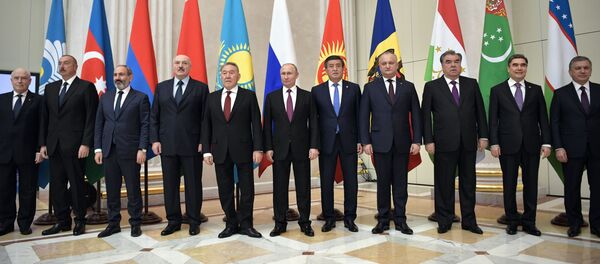 Церемония фотографирования глав государств-участников Содружества Независимых Государств Церемония фотографирования глав государств-участников Содружества Независимых Государств - Sputnik Узбекистан