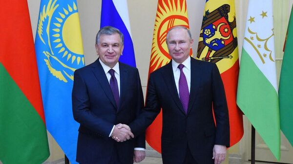 Shavkat Mirziyoyev i Vladimir Putin na neformalnom sammite SNG - Sputnik Oʻzbekiston