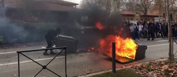 Новые беспорядки во Франции: студенты подожгли Тулузу - Sputnik Узбекистан