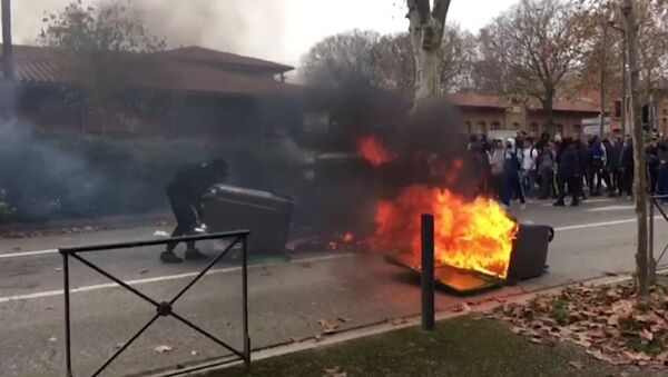 Новые беспорядки во Франции: студенты подожгли Тулузу - Sputnik Узбекистан