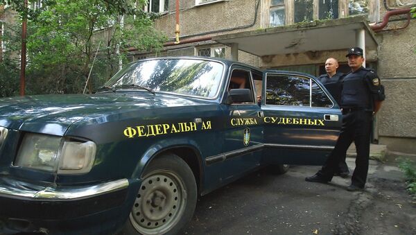 Судебные приставы во время обхода квартир должников по квартплате - Sputnik Узбекистан