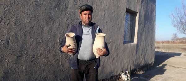 Житель Каракалпакстана нашел исторические кувшины у себя на огороде Житель Каракалпакстана нашел исторические кувшины у себя на огороде - Sputnik Ўзбекистон