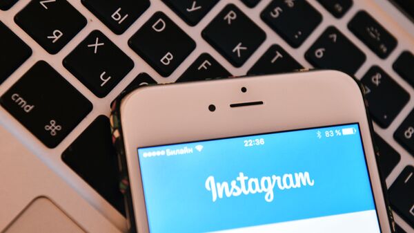 Страница социальной сети Instagram на экране смартфона. - Sputnik Узбекистан
