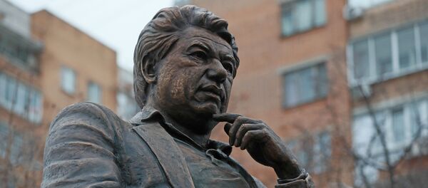 Церемония открытия памятника писателю Чингизу Айтматову Церемония открытия памятника писателю Чингизу Айтматову - Sputnik Ўзбекистон