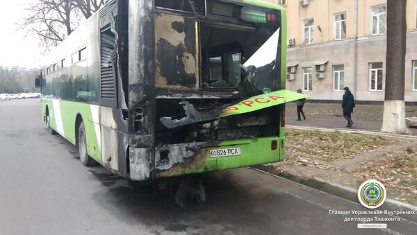 На ул. Навои в Ташкенте произошло возгорание автобуса марки Mercedes-Benz Low Floor, относящегося к ООО 4-avtobus saroyi и следующего по маршруту пос. Эркин – Алайский рынок - Sputnik Узбекистан