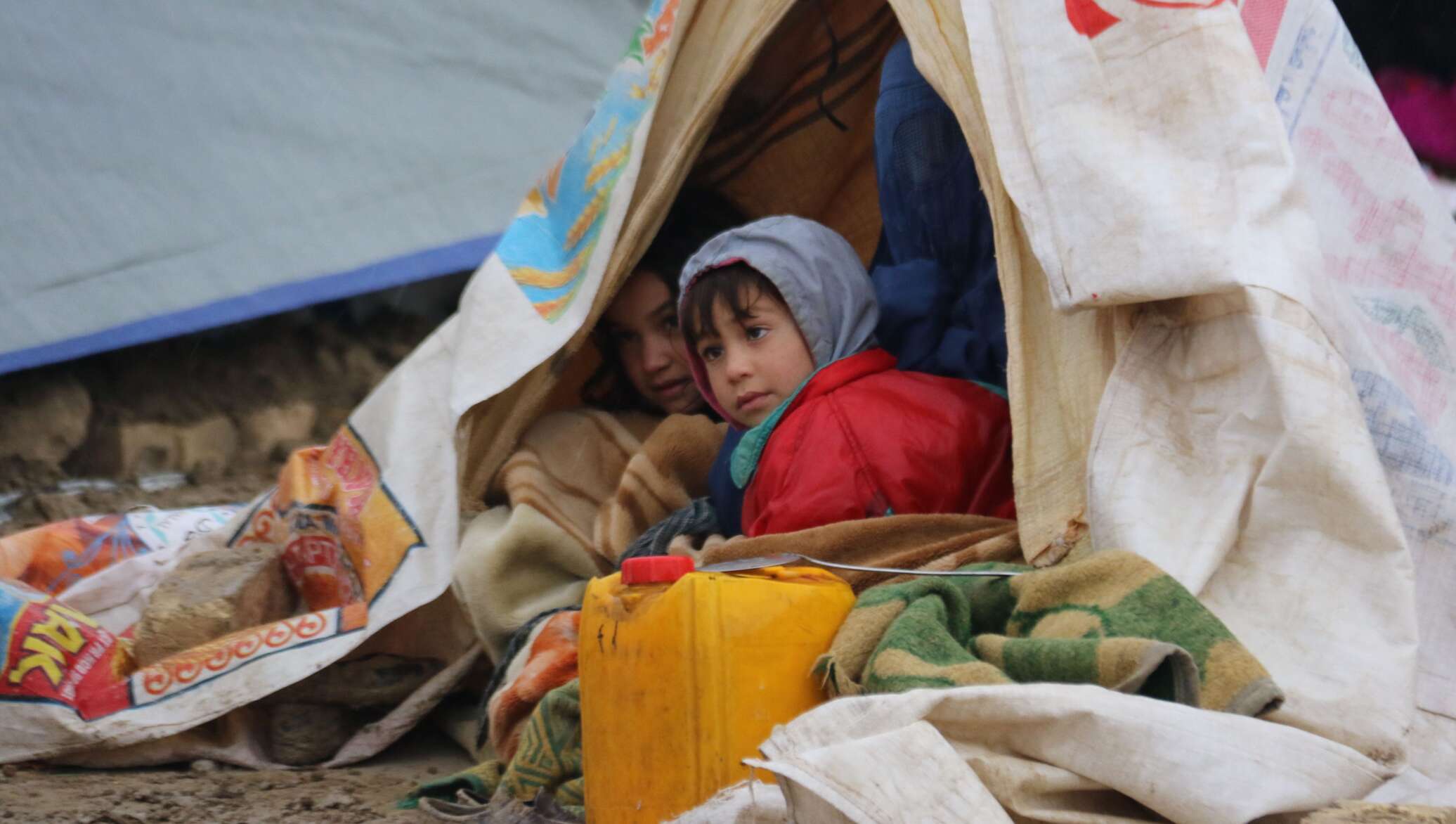 Ни еды ни воды. Жилище афганистанцев. Афганский кризис беженцев. Афганское жилище Дувал внутри.