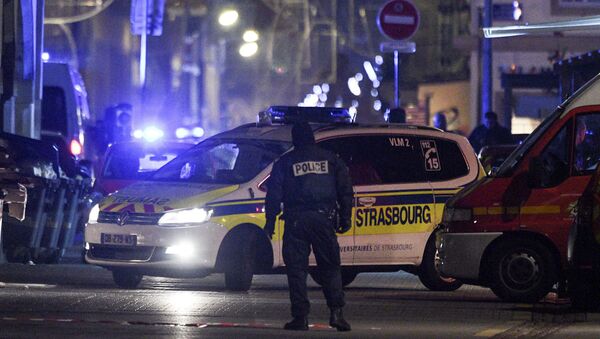 Полицейские и автомобили скорой медицинской помощи рядом с местом, где произошла стрельба в Страсбурге - Sputnik Узбекистан