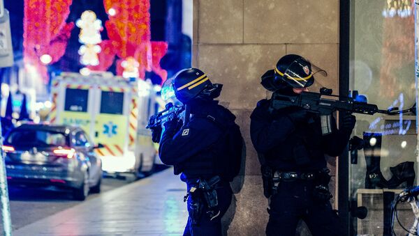 Полицейские рядом с местом, где произошла стрельба в Страсбурге  - Sputnik Узбекистан
