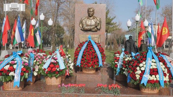 В Ташкенте установили барельеф писателю Чингизу Айтматову - Sputnik Узбекистан