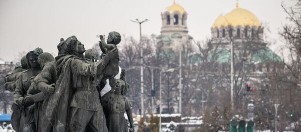 Фрагмент памятника Советской армии в честь советских воинов-освободителей в Софии Фрагмент памятника Советской армии в честь советских воинов-освободителей в Софии - Sputnik Узбекистан