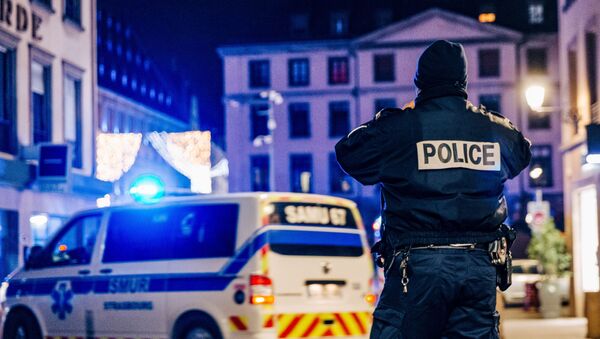 Полицейский рядом с местом, где произошла стрельба в Страсбурге - Sputnik Узбекистан
