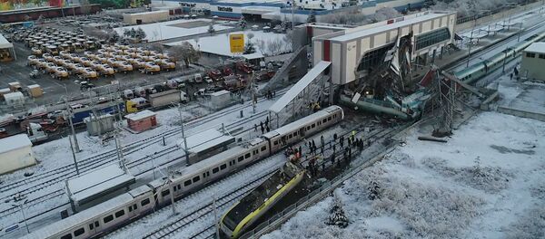 Смертельный рейс: жертвами крушения поезда в Турции стали 9 человек - Sputnik Узбекистан