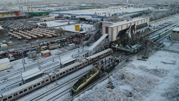Смертельный рейс: жертвами крушения поезда в Турции стали 9 человек - Sputnik Узбекистан