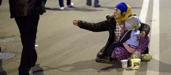 Женщина просит милостыню Женщина просит милостыню - Sputnik Узбекистан