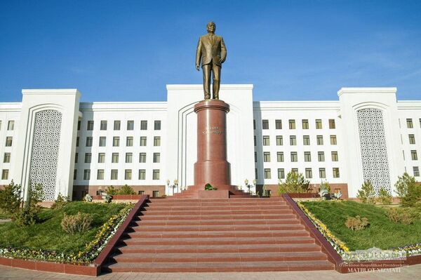 Шавкат Мирзиёев возложил цветы к памятнику Исламу Каримову - Sputnik Узбекистан