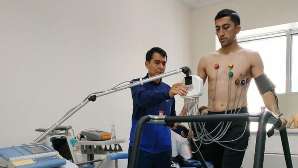 Футболисты сборной Узбекистана прошли медицинское обследование  - Sputnik Узбекистан