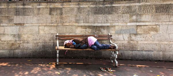 Женщина спит на лавочке Женщина спит на лавочке - Sputnik Узбекистан