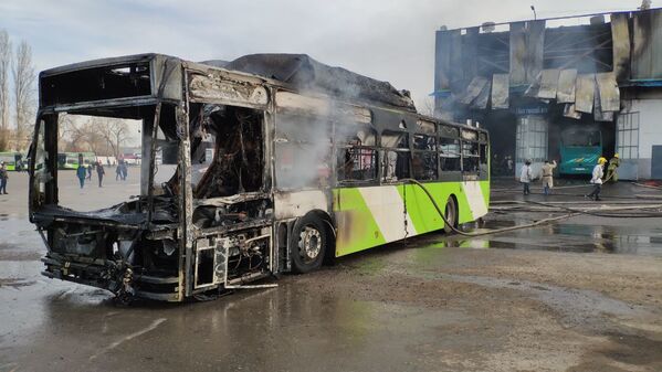 Сгоревший автобус в 8-автопарке города Ташкента - Sputnik Узбекистан