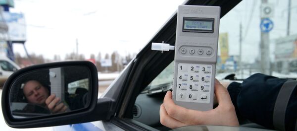 Сотрудник ГИБДД демонстрирует готовый к работе алкотестер Сотрудник ГИБДД демонстрирует готовый к работе алкотестер - Sputnik Узбекистан