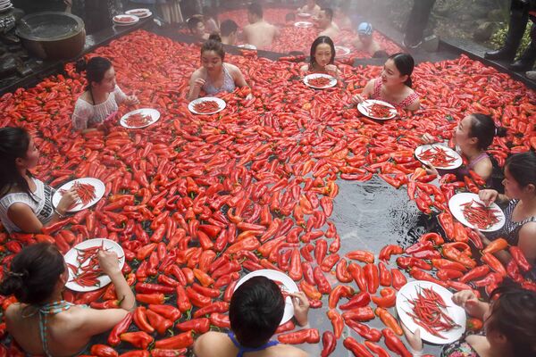 Соревнование по поеданию перца чили в горячем источнике, Китай - Sputnik Узбекистан