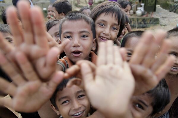 Дети в лагере Балукали около города Кокс Базар в Бангладеш, где живут беженцы рохинджа - Sputnik Узбекистан
