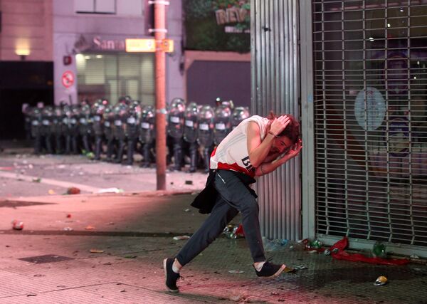  Столкновения полиции с фанатами River Plate в Буэнос-Айресе, Аргентина - Sputnik Узбекистан