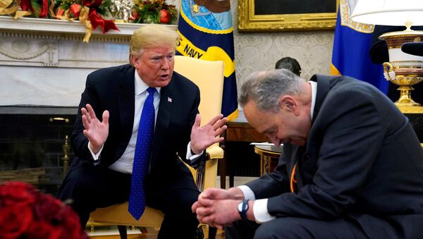 Prezident SShA Donald Tramp i Chak Shumer v Ovalnom kabinete Belogo doma - Sputnik O‘zbekiston