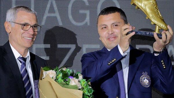 Спортивный директор клуба Джафар Ирисметов получает награду бразильский легионера Пахтакора Тиаго Безерра - Sputnik Узбекистан