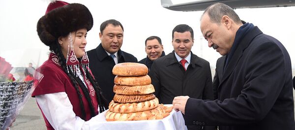 Премьер-министр Республики Узбекистан Абдулла Арипов прибыл в Кыргызскую Республику для участия в работе второго заседания Совета глав приграничных областей Кыргызской Республики и Республики Узбекистан. - Sputnik Узбекистан