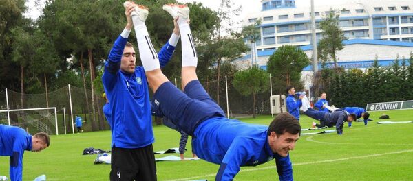 Тренировка игроков сборной Узбекистана по футболу перед кубком Азии Тренировка игроков сборной Узбекистана по футболу перед кубком Азии - Sputnik Ўзбекистон