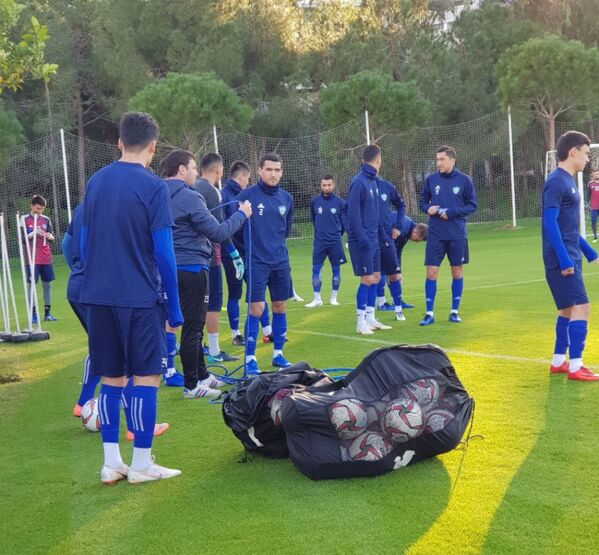Тренировка игроков сборной Узбекистана по футболу перед кубком Азии - Sputnik Узбекистан