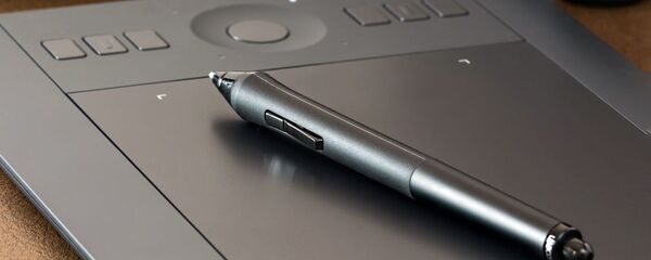 Планшет и ручка. Иллюстративное фото - Sputnik Узбекистан