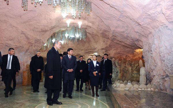 Премьер Узбекистана Абдулла Арипов посетил национальный историко-археологический музейный комплекс Сулайман-Тоо - Sputnik Ўзбекистон