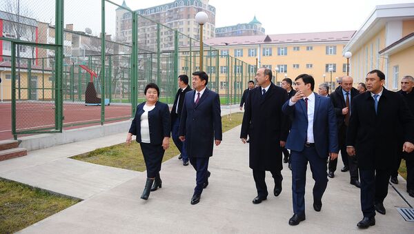 Премьер Узбекистана Абдулла Арипов посетил школу в Кыргызстане - Sputnik Ўзбекистон