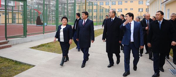 Премьер Узбекистана Абдулла Арипов посетил школу в Кыргызстане Премьер Узбекистана Абдулла Арипов посетил школу в Кыргызстане - Sputnik Ўзбекистон