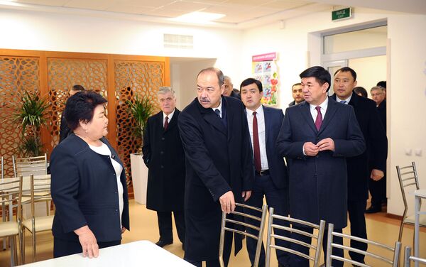 Premyer Uzbekistana Abdulla Aripov posetil shkolu v Kirgizstane - Sputnik O‘zbekiston