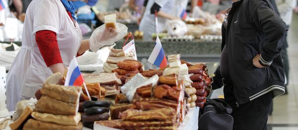 Сало на рыночном прилавке Сало на рыночном прилавке - Sputnik Ўзбекистон