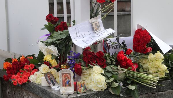 Цветы у посольства Франции в Москве - Sputnik Узбекистан