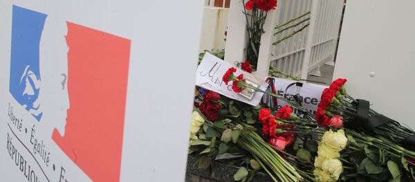 Цветы у посольства Франции в Москве - Sputnik Узбекистан