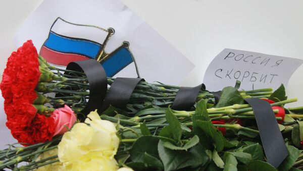 Цветы у посольства Франции в Москве - Sputnik Узбекистан