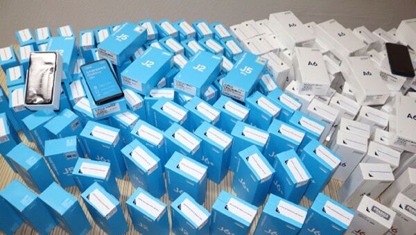 Мобильные телефоны изъятые таможенной службой Узбекистана во время проверки - Sputnik Ўзбекистон