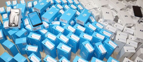 Мобильные телефоны изъятые таможенной службой Узбекистана во время проверки Мобильные телефоны изъятые таможенной службой Узбекистана во время проверки - Sputnik Ўзбекистон