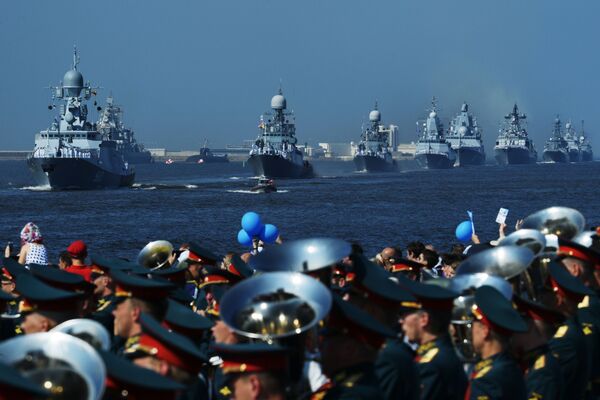 Корабли ВМФ России на главном военно-морском параде в Кронштадте - Sputnik Узбекистан