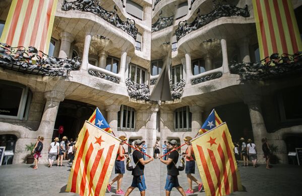 Участники акции сторонников независимости Каталонии в Барселоне - Sputnik Узбекистан