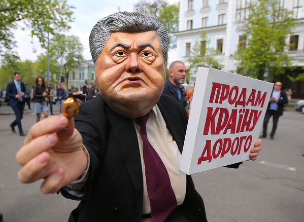 Участники протестной акции против действующего президента Украины Петра Порошенко у здания Администрации президента в Киеве - Sputnik Узбекистан