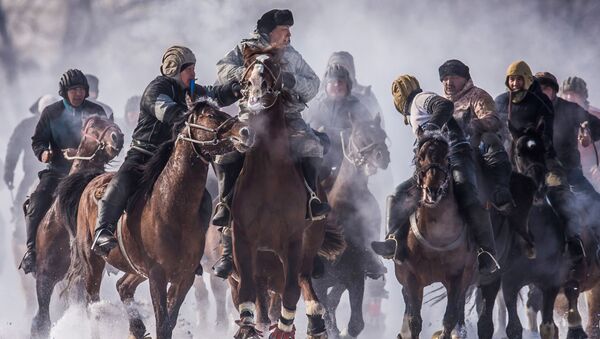 Участники национальной конно-спортивной игры аламан улак на территории поселка Дача СУ под Бишкеком - Sputnik Ўзбекистон