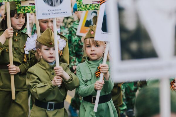 Участники акции Бессмертный полк, проходящей в рамках детского парада Победы Дорогами памяти в Иванове.  - Sputnik Узбекистан